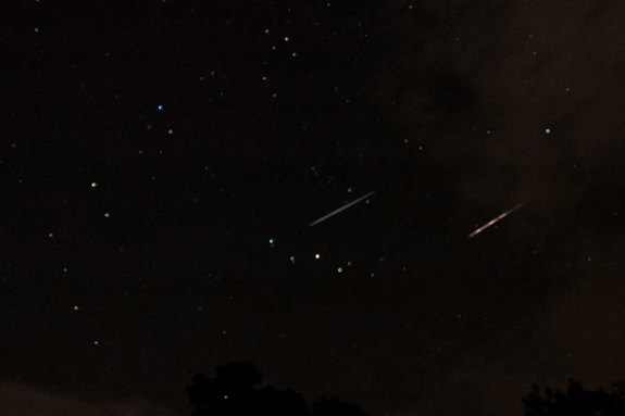 Hai[-]vệt[-]sao[-]băng[-]rực[-]sáng[-]trên[-]bầu[-]trời[-]Bella[-]Vista,[-]Arkansas,[-]Mỹ.